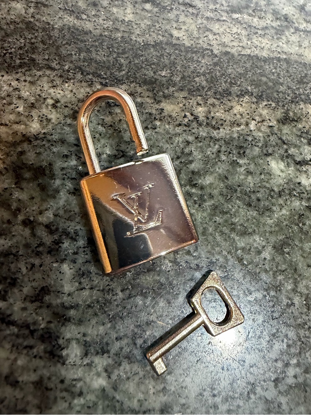 Silvertone lock and key NEW